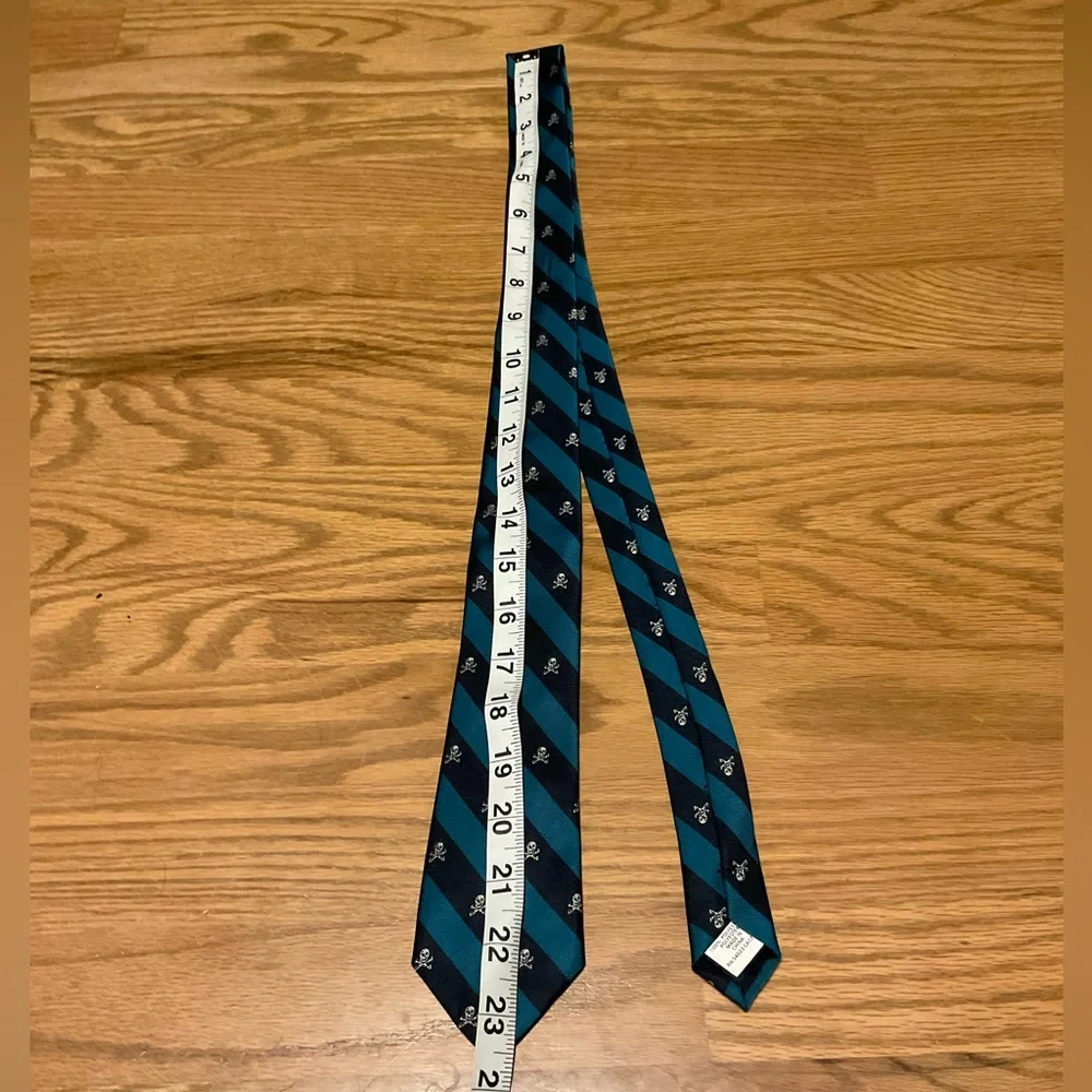 Striped Tie with Skulls and Crossbones on it. Great for Teen, Young Adult.